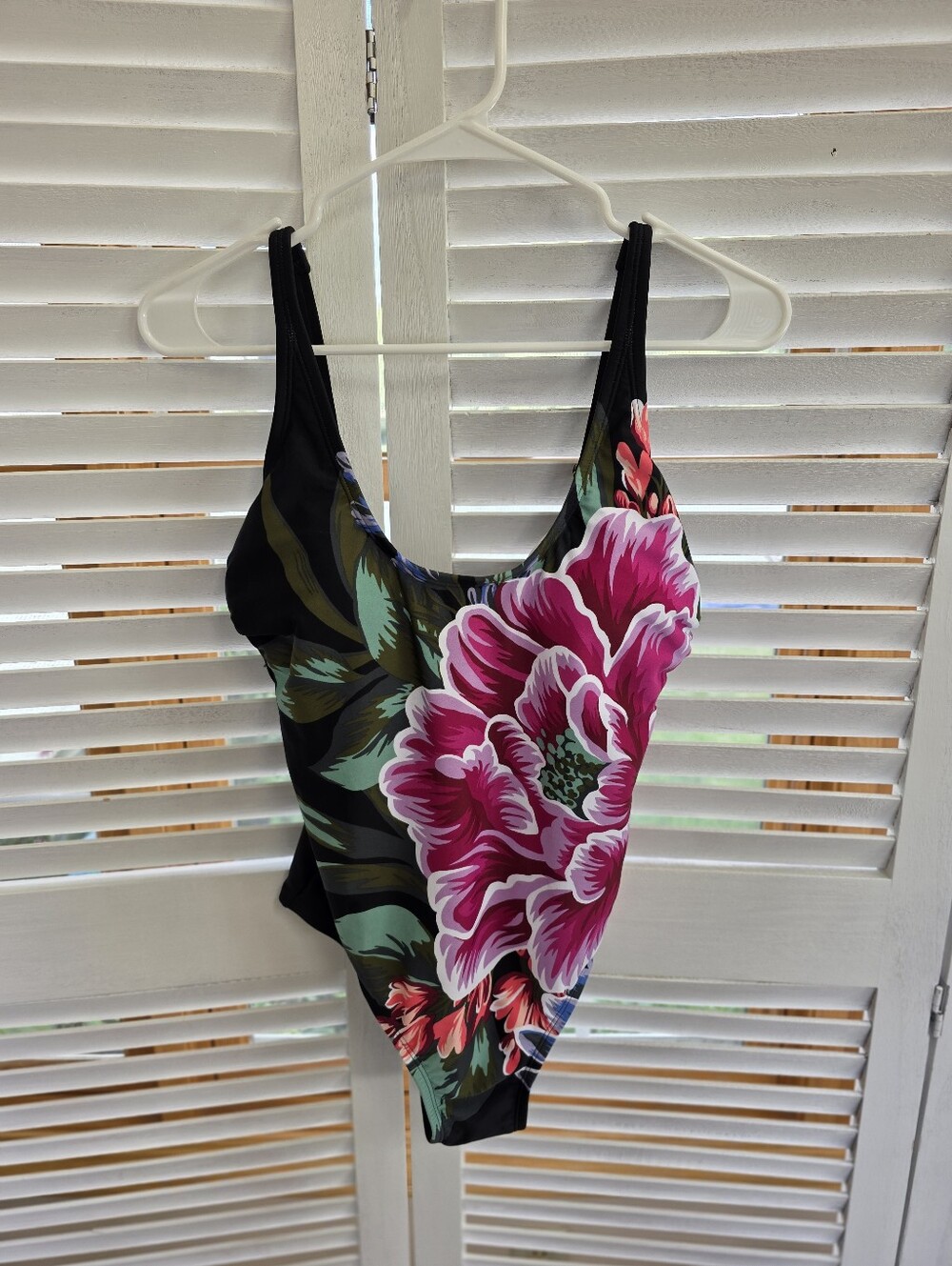 Kona Sol Women's Floral Print One-piece Swimsuit Size M